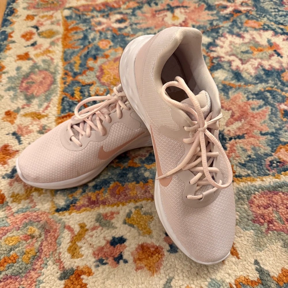 LIKE NEW Women’s Nike pastel pink running shoes, sz 11